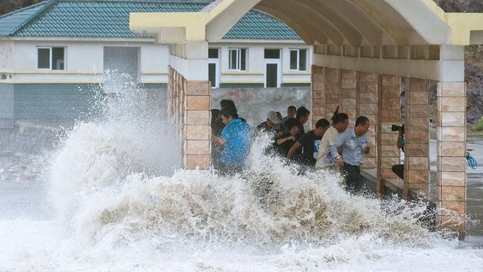 Pobřeží Číny bičuje tajfun Fitow.