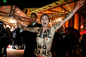 O rozruch se při zahájení Berlinale postaraly sextremistky Femen