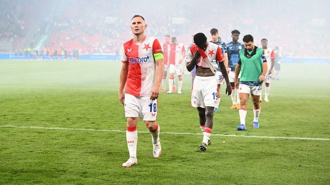 Zklamaní fotbalisté Slavie po utkání s Hradcem
