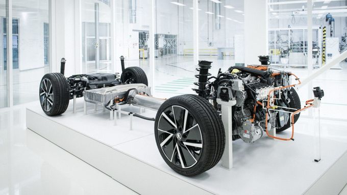 Automobilka Škoda Auto musí až na 14 dní výrazně omezit výrobu. Chybí jí polovodiče. Ilustrační foto.