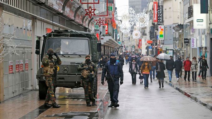 Obrazem: Vylidněné ulice, odstřelovači i obrněná vozidla. Brusel se bojí teroru
