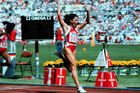 Florence Griffithová-Joynerová v cíli běhu na 100 metrů na olympiádě 1988 v Soulu