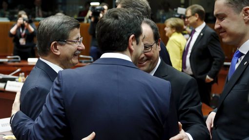 Turecký premiér Davutoglu, řecký premiér Tsipras, francouzský prezident Hollande a estonský premiér Roivas na uprchlickém summitu v Bruselu.