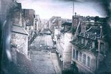 Tato daguerrotypie patří k významným dokumentárním snímkům. Zachycuje barikády před útokem na pařížské ulici Saint-Maur (25. června 1848). Snímek pořídil daguerrotypista podepisující své práce jako Thibault a dnes je ve sbírkách Musée d'Orsay (kolorováno).