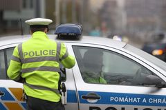 Pražští policisté pronásledovali auto. Skončili na střeše v Botiči
