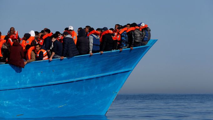 Loď s migranty poblíž Malty.