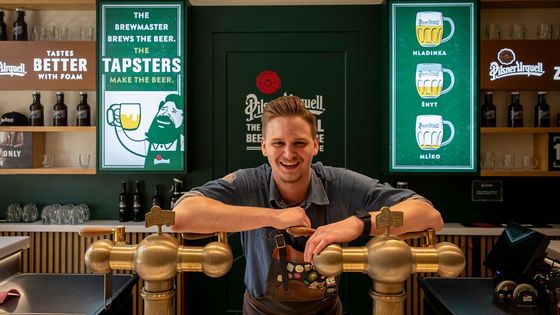 Historie a vášeň v půllitru. V Praze se pivo mění v zážitek a spojuje lidi i příběhy