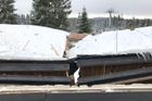 Na Božím Daru se zřítila střecha budovy na úpravu vody, byly na ní až dva metry sněhu
