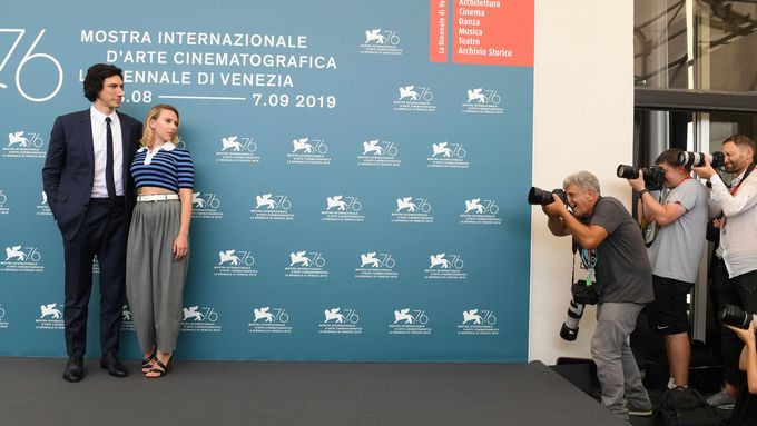 Adam Driver a Scarlett Johanssonová pózují fotografům na Benátském filmovém festivalu.
