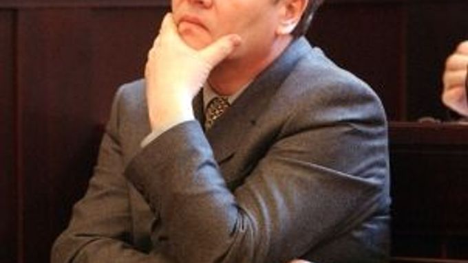 Jeden z majoritních akcionářů H-Systemu Petr Smetka u soudu.