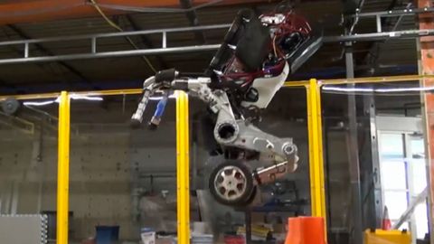 Google představil nového robota, umí skákat i chodit po schodech