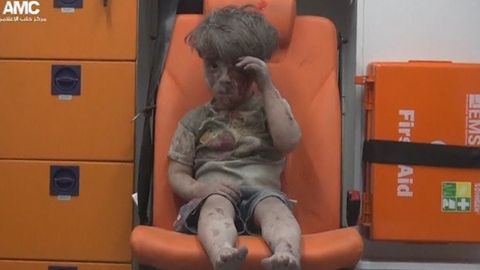 Nezná nic než válku. Snímek syrského chlapce se stal symbolickým