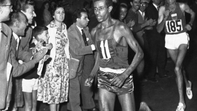 Abebe Bikila si s číslem 11 na hrudi běží bez bot pro triumf v maratonu na olympiádě v Římě 1960.