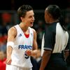 Francouzská basketbalistka Celine Dumercová něco vysvětluje rozhodčí ve čtvrtfinálovém utkání s Českou republikou na OH 2012 v Londýně.