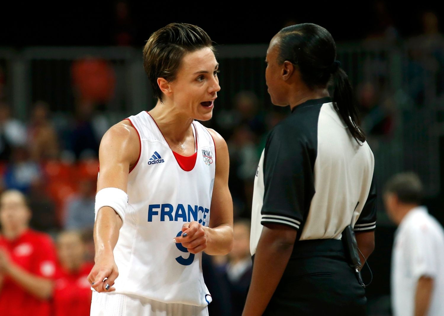 Francouzská basketbalistka Celine Dumercová něco vysvětluje rozhodčí ve čtvrtfinálovém utkání s Českou republikou na OH 2012 v Londýně.