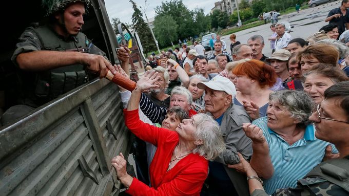 Foto: Slavjansk je dobyt. Lidé se tlačí ve frontách na jídlo