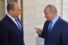 Izraelský premiér, bývalý elitní voják, navštívil Putina. Má šanci uspět?