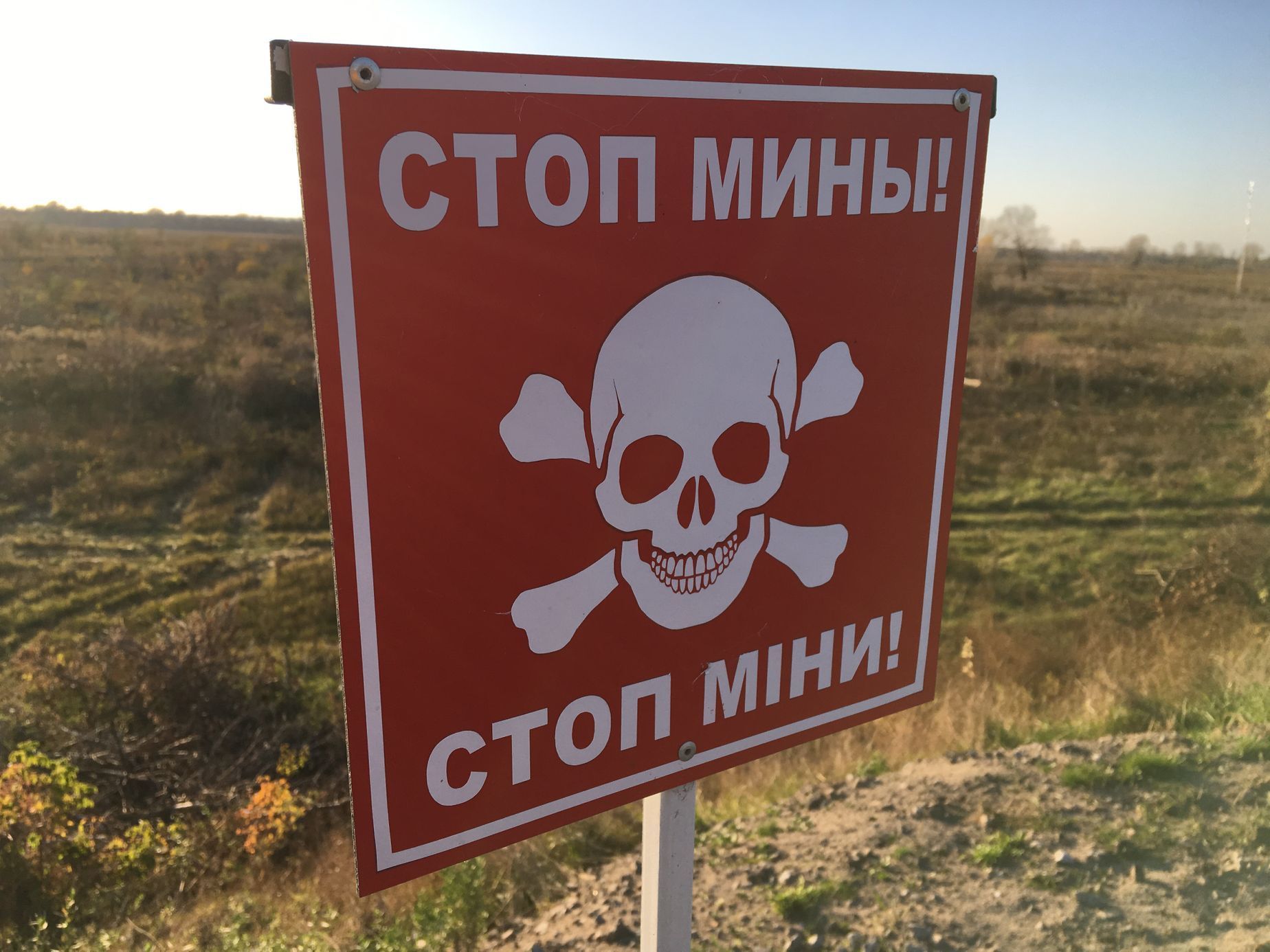 Miny leží všude v okolí Stanycje Luhanske. Odehrávaly se tam jedny z nejtvrdších bojů války na Donbase.