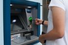 Velkorysý bankomat v Rakousku si popletl peníze. Vydával vyšší bankovky, než měl
