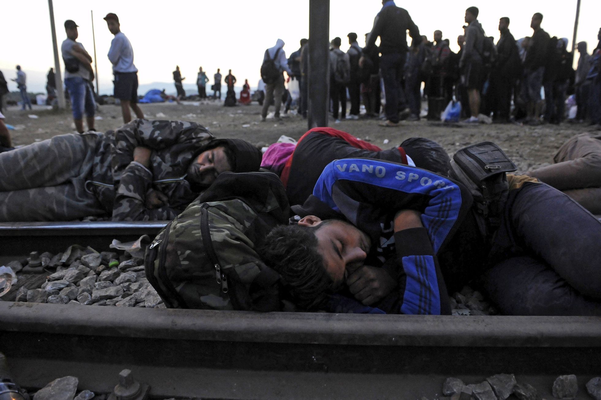 Uprchlíci spí na kolejích na řecko-makedonské hranici.