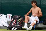 Na Wimbledon se v All England Clubu již připravují největší tenisové hvězdy. Rafael Nadal, vítěz nedávného French Open, jak vidno při rozcvičce propotil hned několik triček.