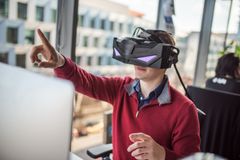 Čeští inženýři zlepšili brýle pro virtuální realitu, umí sledovat ruce a dá se na ně mluvit