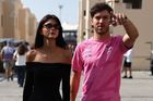 Pierre Gasly z Alpine s přítelkyní Franciscou Cerqueira Gomesovou přichází do paddocku před VC Abú Zabí formule 1