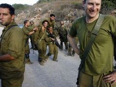 Izraelští vojáci oslavují, že se šťastně a ve zdraví vrátili z Libanonu domů.