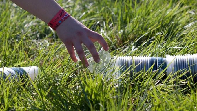 Třídění plastových kelímků patří ke koloritu letních festivalů