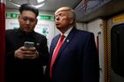 Obrazem: V metru jezdili dvojníci Trumpa a Kim Čong-una. Tady jsou nejzábavnější fotky roku 2017