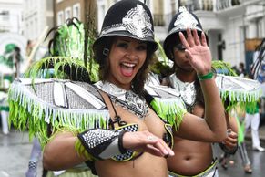 Déšť a tanec. V Londýně skončil největší karneval v Evropě