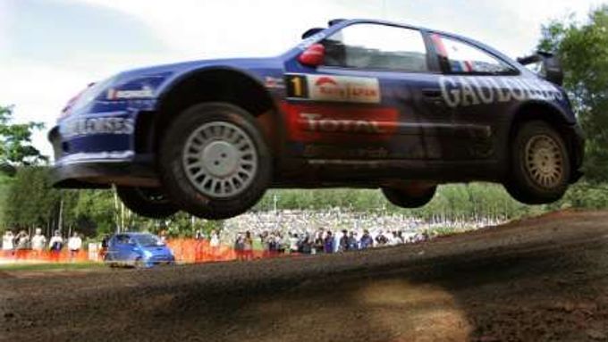 Pilot Sebastian Loeb s Danielem Elenou na Citroenu Xsara překonávají nástrahy 16. etapy Japonské rallye.