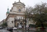 Kostel sv. Ignáce na Karlově náměstí byl otevřen už dvě hodiny před posledním rozloučením.