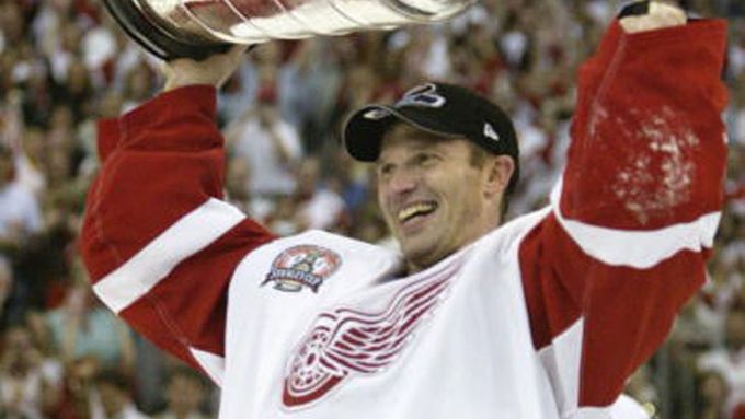 Dominik Hašek se Stanley Cupem za vítězství v NHL v dresu Detroitu.
