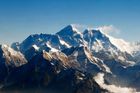 Šerpy děsí vyhlídkové lety u Mount Everestu. Bojí se lavin