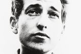 Dylanův hudební i soukromý život byl poznamenán mnohými proměnami. Narodil se 24. května 1941 jako Robert Allen Zimmerman v Duluthu ve státě Minnesota v židovské rodině s kořeny v carském Rusku a dětství prožil v hornickém městečku Hibbing.