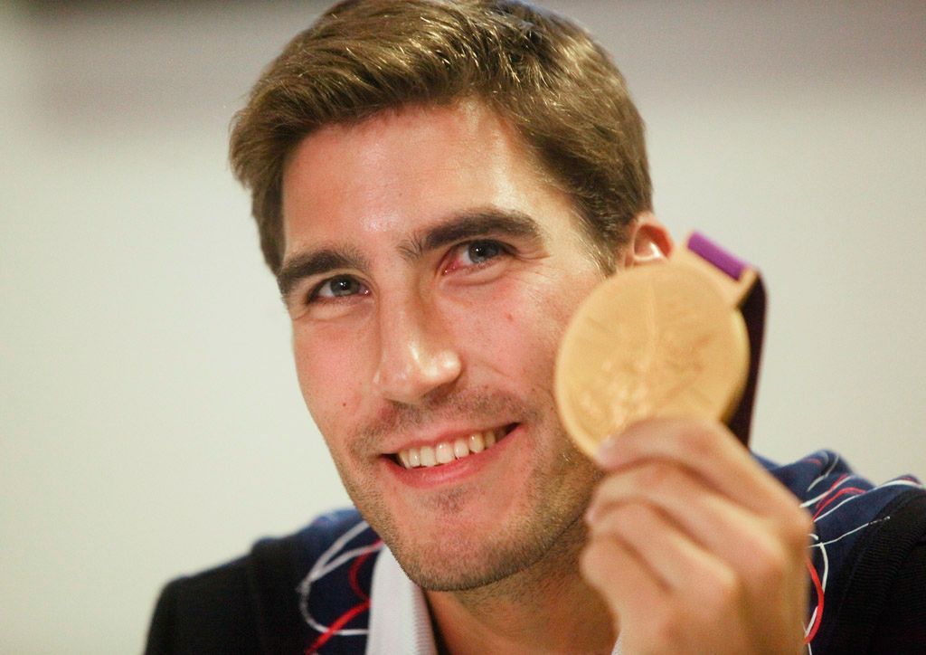 Český moderní pětibojař David Svoboda pózuje se zlatou medailí po příjezdu z OH 2012 v Londýně.