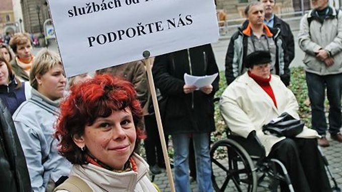 V Brně před Masarykovou univerzitou přišlo okolo 50ti účastníků podpořit zákon o sociálních službách. Malé, přesto významné transparenty, přilákaly na Žerotínovo nám. i některé procházející chodce.