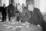 Prezident Edvard Beneš s náměstkem předsedy vlády Janem Šrámkem při aktu, během něhož byly korunovační klenoty slavnostně uloženy zpět do Svatovítského chrámu. Praha, 24. říjen 1945.