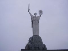 Vzpomínka na sovětskou minulost Ukrajiny. 62 metrů vysoká socha Matka Vlast, postavená na památku osvobození Kyjeva od nacistů v roce 1943. Vztyčena byla v roce 1981.