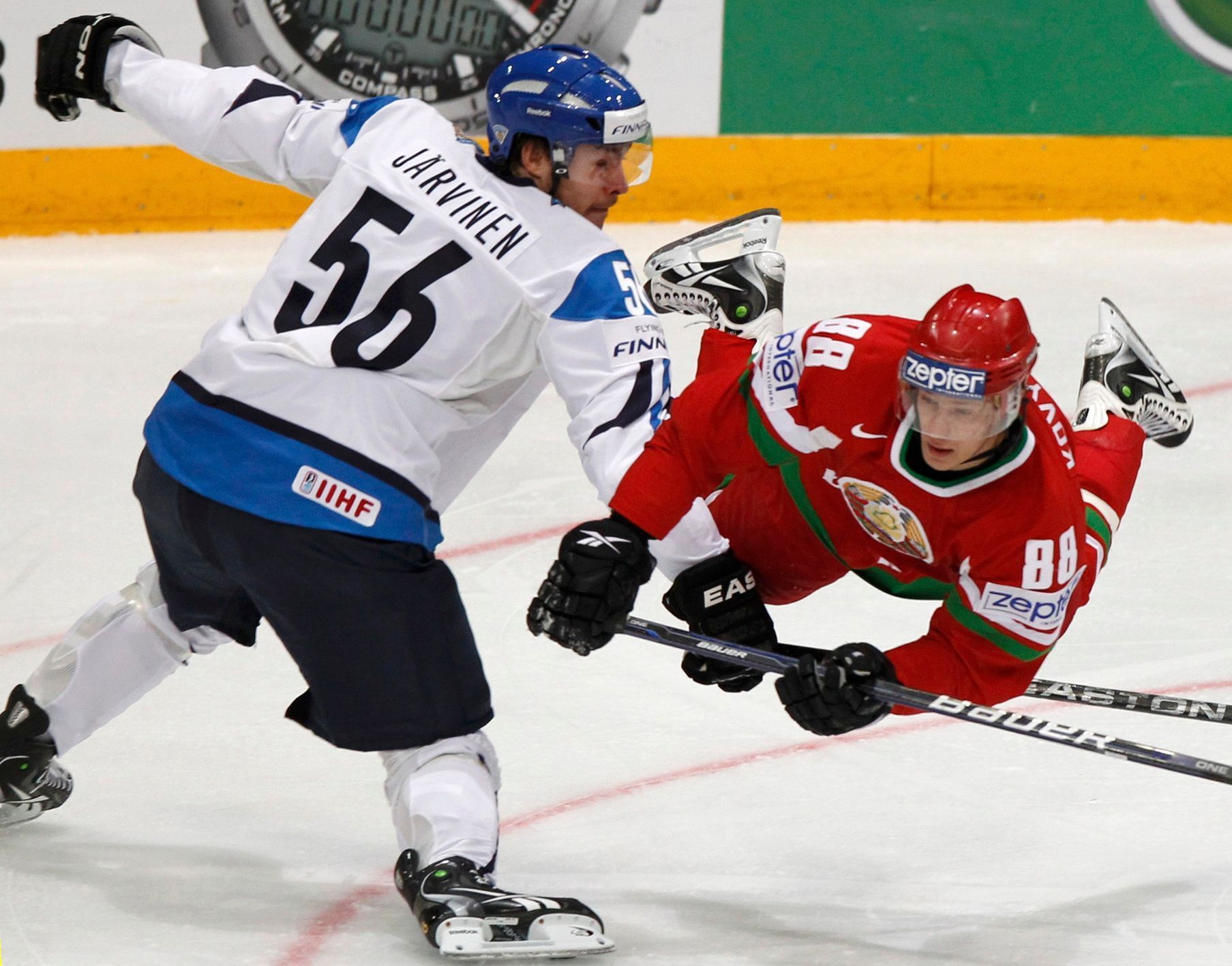 Joonas Jarvinen a Jevgenij Kovyršin v utkání MS v hokeji 2012 Finsko - Bělorusko