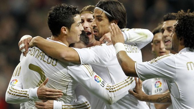 Cristiano Ronaldo slaví se spoluhárči branku do sítě Espaňolu.