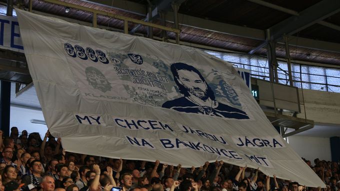 Transparent fanoušků Kladna při oslavách postupu, na němž požadují zavedení nové bankovky s podobou Jaromíra Jágra
