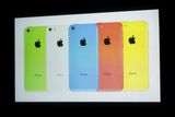 První z "nových" iPhonů - levnější model s názvem iPhone 5C - má plastový kryt dostupný v pěti barvách.