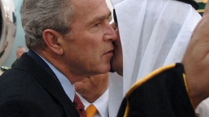 Americký prezident Bush je vítán saúdským králem Abdalláhem