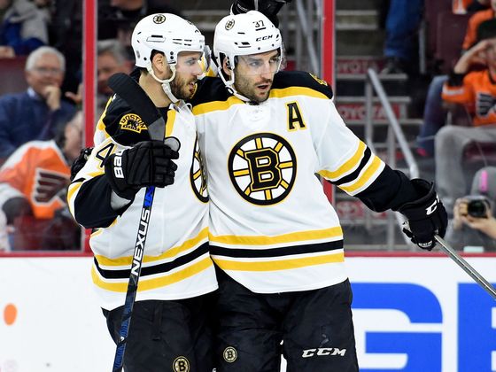 Krejčí vs. Bergeron David Krejčí (vlevo) a Patrice Bergeron slaví gól Bostonu
