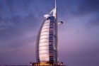 8. místo: Burj Al Arab 
 Země: Spojené arabské emiráty  Výška: 322 metrů  Burj al Arab patří mezi nejluxusnější a nejznámější hotely světa. Hostům nabízí dopravu helikoptérou, čtyři bazény a soukromou pláž.