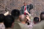Trump nečekaně navštívil americké vojáky v Iráku. Jeho letadlo doprovázely stíhačky