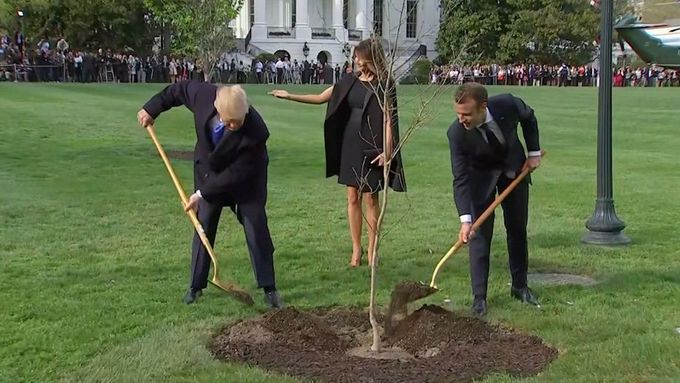 Trump přivítal v Bílém domě Macrona pověstným stistkem ruky. Pak zasadili strom a odletěli na večeři