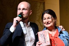 Denemarková zaplnila divadlo s novým románem. Píše o Němcové i Rockefellerovi